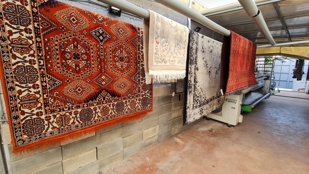 שטיחים מתייבשים לאחר ניקוי מקצועי במפעל